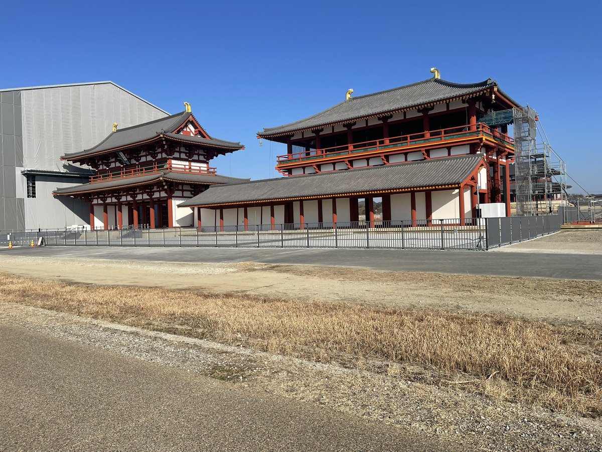 kawazo28's tweet photo. 🏛️ 1300年前の日本の首都！平城宮跡を訪れました
奈良市にある平城宮跡は、西暦710年に藤原京から遷都された**「平城京」の中心部**だった場所です。天皇の住まいである「内裏」や、政治・儀式を行う「大極殿（だいごくでん）」、役所などが集まっていた、まさに当時の日本の心臓部でした。
この場所の凄さは、かつての都の跡地が**「負の遺産」として放置されることなく、広大な野原として守られてきた**こと。明治時代以降の保存運動を経て、現在は世界遺産として、当時の姿が着実に復元されています。
特に、朱色の柱が鮮やかな**「朱雀門」や、当時の最高技術で再建された「第一次大極殿」**の堂々たる姿は圧巻！広大な敷地を歩いていると、かつてここに数万人の役人が行き交い、シルクロードの終着点として国際色豊かな文化が花開いていたことが肌で感じられます。
建物だけでなく、空の広さと地面に残る柱の跡が、歴史の連続性を教えてくれる不思議な空間。1300年前の「風」を感じられる、タイムトラベルのような体験でした！
#平城宮跡 #平城京 #奈良時代 #世界遺産 #歴史 #奈良観光 #古都