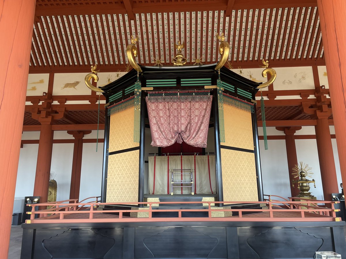 kawazo28's tweet photo. 🏛️ 1300年前の日本の首都！平城宮跡を訪れました
奈良市にある平城宮跡は、西暦710年に藤原京から遷都された**「平城京」の中心部**だった場所です。天皇の住まいである「内裏」や、政治・儀式を行う「大極殿（だいごくでん）」、役所などが集まっていた、まさに当時の日本の心臓部でした。
この場所の凄さは、かつての都の跡地が**「負の遺産」として放置されることなく、広大な野原として守られてきた**こと。明治時代以降の保存運動を経て、現在は世界遺産として、当時の姿が着実に復元されています。
特に、朱色の柱が鮮やかな**「朱雀門」や、当時の最高技術で再建された「第一次大極殿」**の堂々たる姿は圧巻！広大な敷地を歩いていると、かつてここに数万人の役人が行き交い、シルクロードの終着点として国際色豊かな文化が花開いていたことが肌で感じられます。
建物だけでなく、空の広さと地面に残る柱の跡が、歴史の連続性を教えてくれる不思議な空間。1300年前の「風」を感じられる、タイムトラベルのような体験でした！
#平城宮跡 #平城京 #奈良時代 #世界遺産 #歴史 #奈良観光 #古都