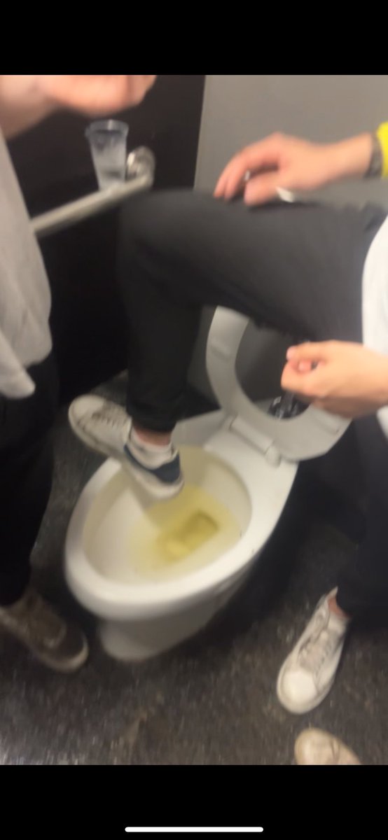 flicking_bean's tweet photo. Posted up like this in derd big stall should come with a life sentence to the state penitentiary #InternationalWomensDay https://t.co/JFyRICXQas