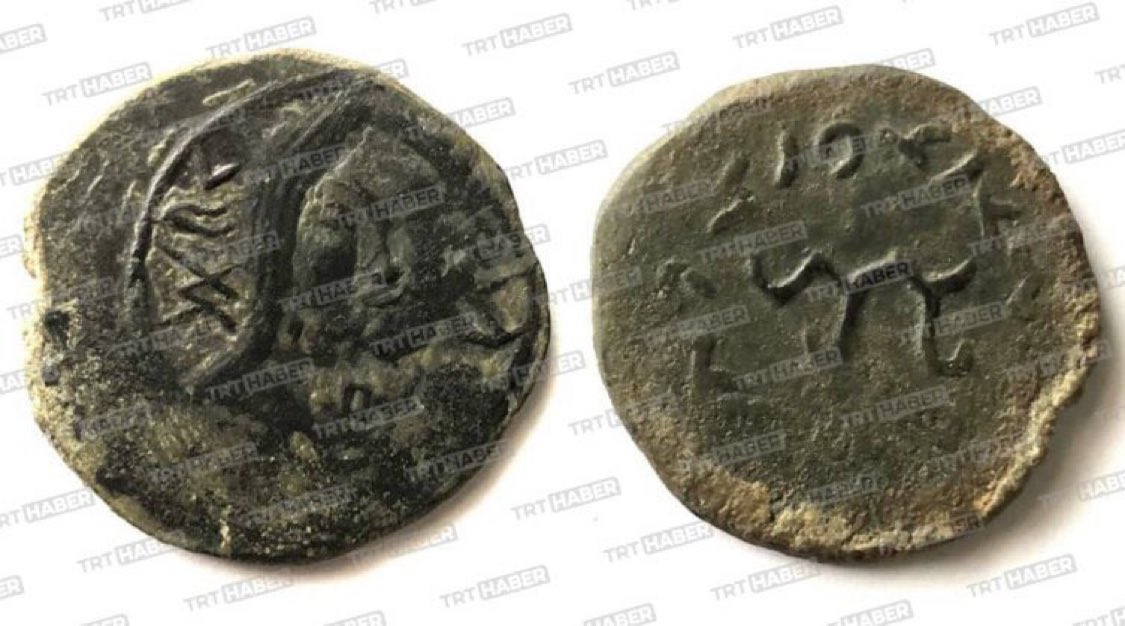 Özbekistan'da 6. yüzyıla ait olduğu tahmin edilen Türk parası bulundu.

• 'Türk-Kağan' yazılı sikkenin, tarihte Türk kelimesinin geçtiği ilk belge olduğu tahmin ediliyor. (TRT Haber)