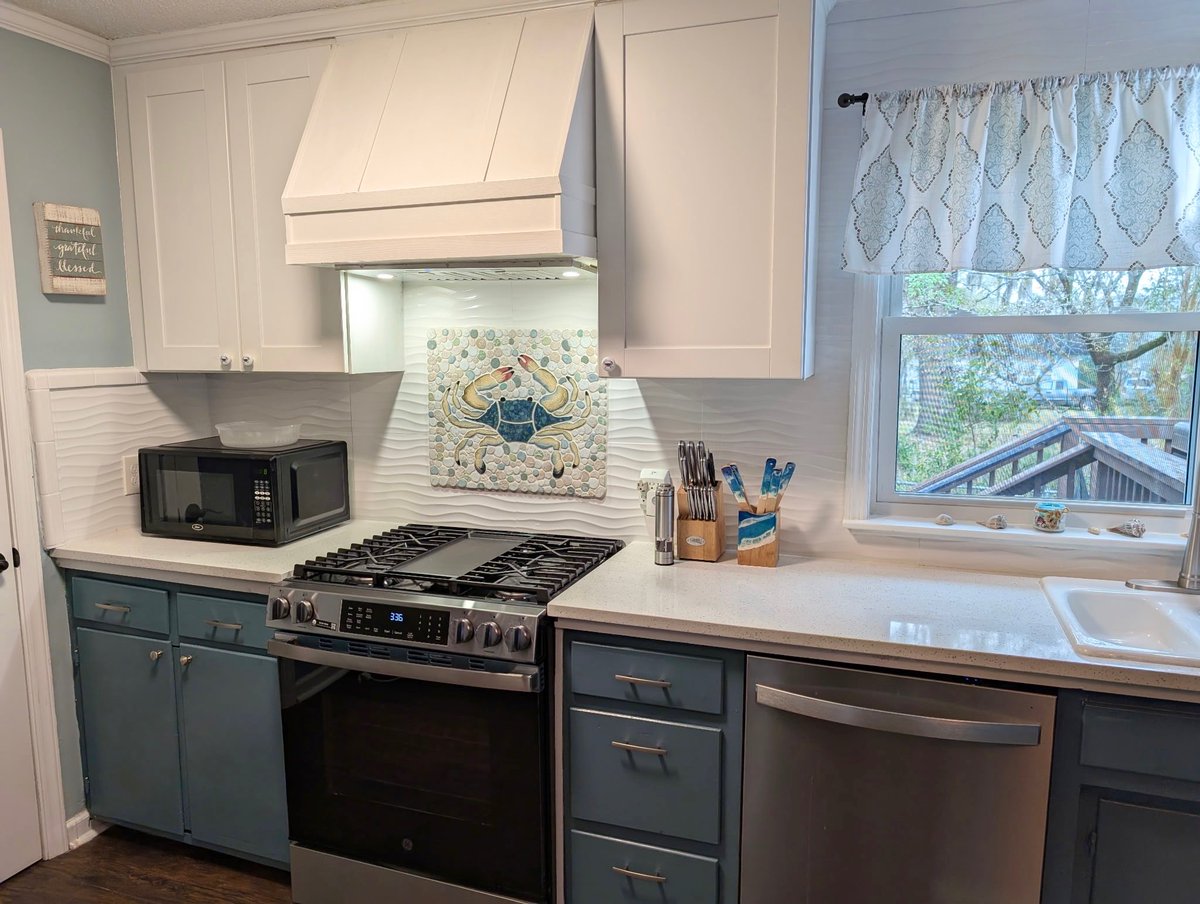 custom_mosiac's tweet photo. 🦀 Customer Review🦀

“Connie is easy to work with and excellent on communication. I told her what I wanted and she delivered! We're absolutely thrilled with this unique piece of art work and it looks fantastic in our coastal kitchen!” -Debbie Cain https://t.co/Yp6OLT0Bia
