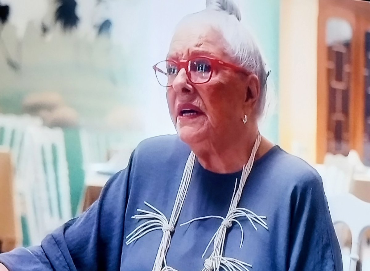 Es impresionante la cabeza que tiene Doña Lola Herrera.
Sin lugar a dudas, una de las mejores actrices de la historia, no solo española, sino mundial y una mujer absolutamente maravillosa.
Una vida de película.
 #LoDeLolaHerrera