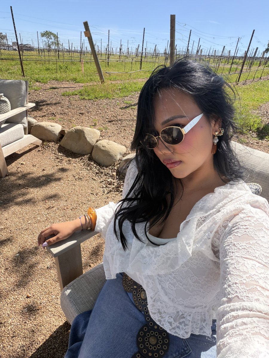 katherinemend3's tweet photo. My cousin/ best friend in SB drinking wine🤍 te amo prima ! Feliz día de la mujer https://t.co/1iTDQy7K3z