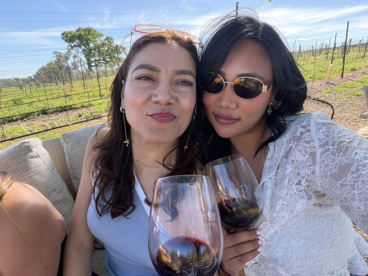 katherinemend3's tweet photo. My cousin/ best friend in SB drinking wine🤍 te amo prima ! Feliz día de la mujer https://t.co/1iTDQy7K3z