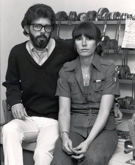 Da que pensar que George Lucas jamás ganó un Oscar propio por su trabajo en Star Wars; pero su ex esposa, Marcia, si lo hizo. 📽️