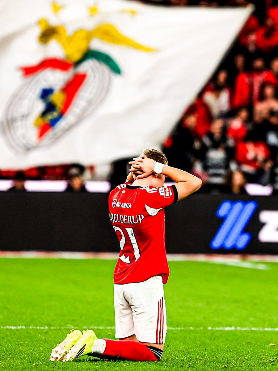 Custa-me ver esta imagem. Merecias outro desfecho, tanto como todos nós. Foste enorme. Carregaste a equipa às costas mesmo quando tudo parecia correr mal. Que jogo incrível, Andreas.

Obrigado por tudo. Obrigado por teres sido Benfica. ❤️