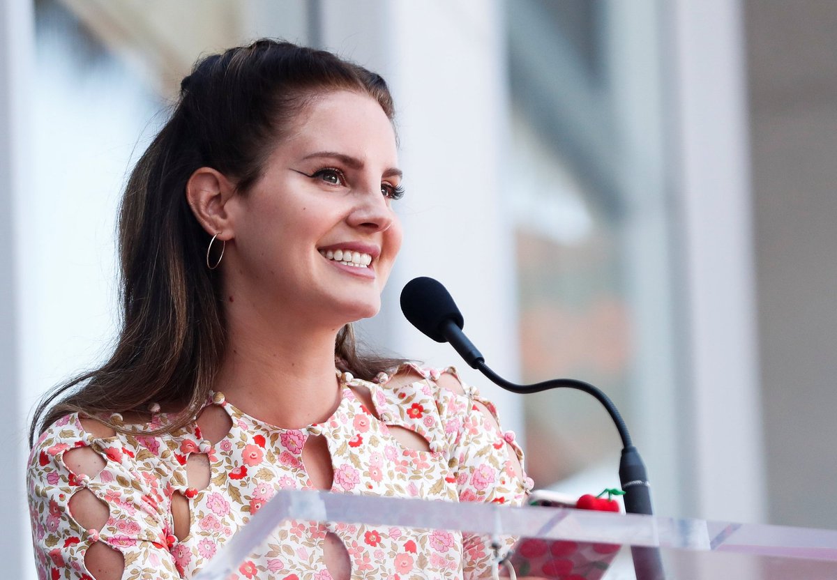 Lana del Rey is the first woman in HISTORY.