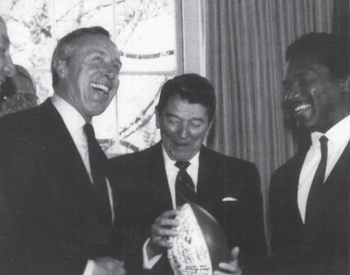 RealBillySims's tweet image. Happy Birthday to my @HeismanTrophy brother, Pete Dawkins! A great player, leader, and someone who’s always represented the Heisman family the right way.  This was us visiting former president Reagan back in the day. Shared good stories &amp;amp; many laughs!

PC: unknown #billysims