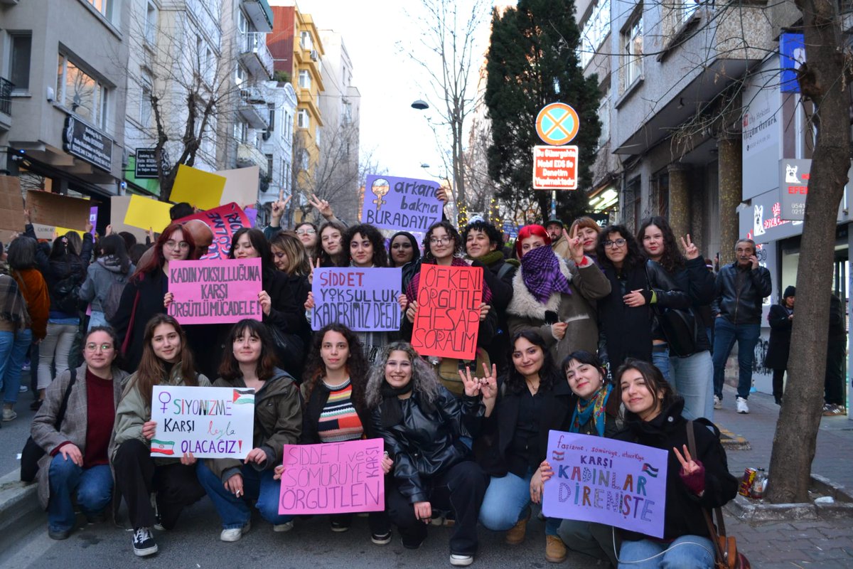 DGDernekleri103's tweet photo. Saray rejimi halka yoksulluk ve sömürü dayatırken kadın katliamlarını, cinsel istismar ve saldırıları bu çürümüş düzen içinde normalleştirmeye çalışıyor. Yaşam hakkımızın dahi gasp edildiği bu düzeni kabul etmiyoruz.

Kadınların emeğini sömüren, onları kamusal alandan dışlayan, ev içinde geleceğin kölelerini yetiştirmeyi kutsal bir görev olarak dayatan, genç kadınları şiddete ve geleceksizliğe mahkum eden, kız çocuklarını ise tarikatların, cemaatlerin ve gerici eğitim sisteminin kıskacına hapseden bu düzene karşı çıkış yolumuz örgütlü mücadelemizdir.

Eşit, özgür ve sömürüsüz bir dünyayı irademizle kuracağız!