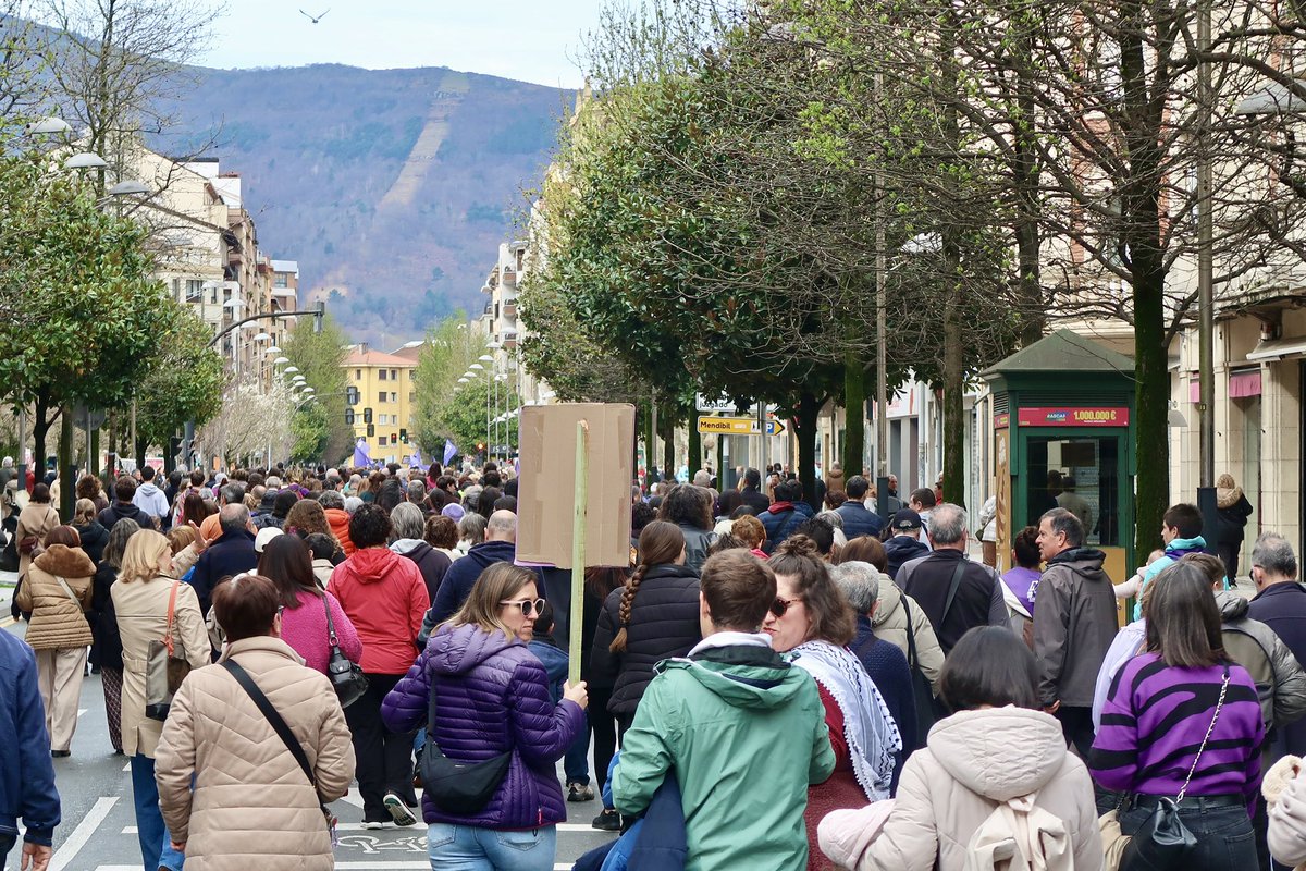 ✊🏽💜

Hendaia-Irun-Hondarribia zeharkatuz, feminismotik beste mundu bat posible dela aldarrikatu dugu. Olatu autoritarioari, gerrari eta zapalkuntza sistema guztiei, duintasunez, antolatuta eta askatasunak zabalduz egingo diegu aurre.

BESTE MUNDU BAT FEMINISMOTIK!