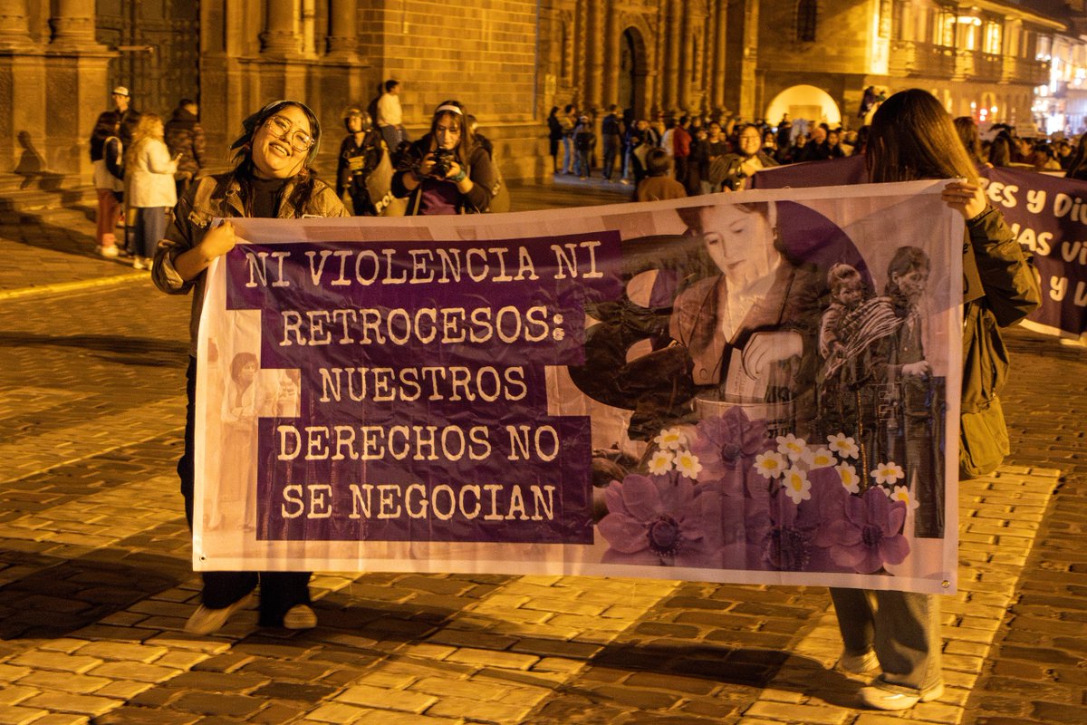 📍#Cusco: Colectivos feministas y jóvenes se movilizaron ayer por el #8M denunciando la grave crisis de violencia en el país.

🚨 Cifra alarmante: 133 feminicidios registrados en Perú durante 2025.

📸<a href="/wilson_chilo/">Wilson Chilo valencia</a> / Wayka