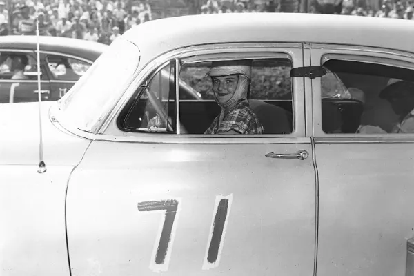 Aprovechando el 8M, comparto una imagen de Sarah Christian. Primera mujer que compitió en la NASCAR en 1949, en la carrera inaugural en Charlotte. 

Es además, la única mujer en lograr un Top-5 en la NASCAR, quedando 5ª en Heidelberg Speedway en 1949

#NASCARenDAZN