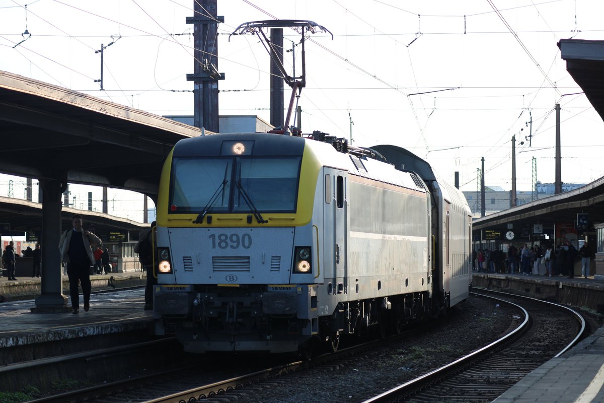 TrainsTg's tweet photo. Various SNCB Class 18 locomotives at the north end of Brussels-Midi/Zuid 04/03/26

Also seen is a rake of M5 coaching stock soon to be withdrawn, currently only used for peak time services. https://t.co/gLzCMKizlf