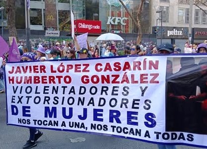 Vecinas de alcaldía #AlavaroObregon denuncia al alcalde Javier López Casarín en la marcha del #8M en el Zócalo de la CDMX. ¡No permitamos que más hombres violentos lleguen a nuestra alcaldía!