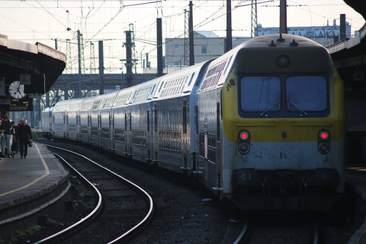 TrainsTg's tweet photo. Various SNCB Class 18 locomotives at the north end of Brussels-Midi/Zuid 04/03/26

Also seen is a rake of M5 coaching stock soon to be withdrawn, currently only used for peak time services. https://t.co/gLzCMKizlf