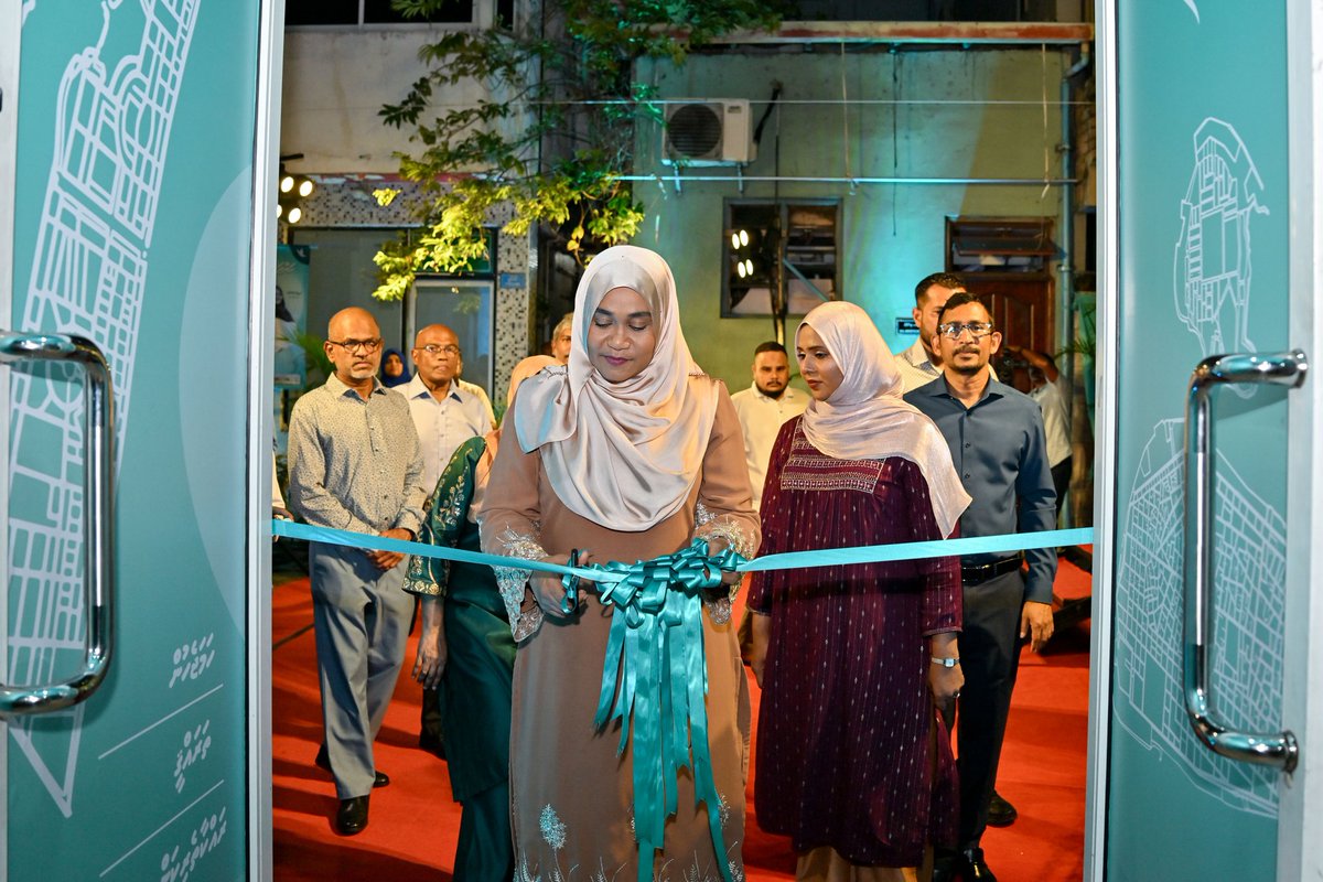 Riffath4Dhekunu's tweet photo. މައްޗަންގޮޅި ދެކުނު ދާއިރާގެ ކެންޕެއިން ޖަގަހަ ރަސްމީކޮށް ހުޅުއްވައި ދެއްވުން .
ދިވެހިރާއްޖޭގެ ޢިއްޒަތްތެރި ރައީސުލްޖުމްހޫރިއްޔާގެ އަނބިކަނބަލުން ފަސްޓް ލޭޑީ މެޑަމް ސާޖިދާ މުޙައްމަދު

8 މާރިޗް 2026 
ގަޑި : 22:45
ތަން : 
ތަން: މއ.ފެސިނޭޝަން / މާފަތްތަކުރުފާނު މަގު ( ގުރުކާސް ކެފޭ )

@RShareef5787 @MustoHussain