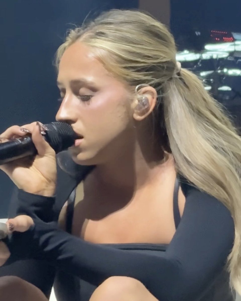 sourceoftate's tweet photo. @divakay_ i need her to wear a half-up, half-down hairstyle more! https://t.co/MW0QW9HarN