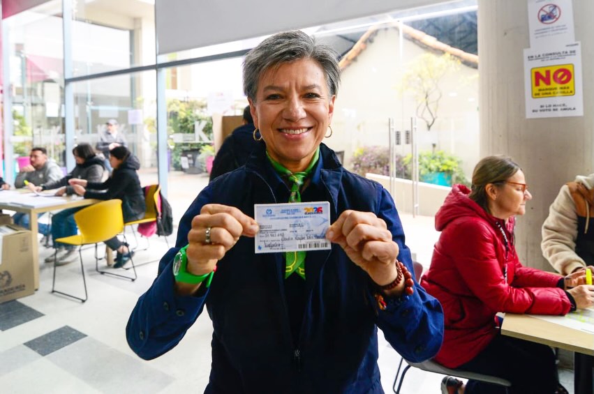 #EleccionesColombia2026 Según la tendencia que se empieza a marcar en las consultas se perfila el panorama:

• En la Consulta de las Soluciones, la tendencia favorecería a Claudia López.

• En La Gran Consulta por Colombia, la tendencia apunta a Paloma Valencia.