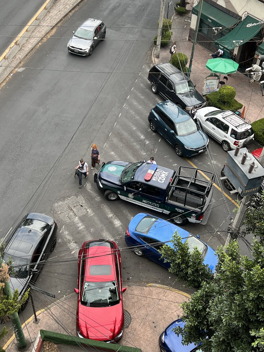 isalololo's tweet photo. @mauriciotabe @AlcaldiaMHmx @AtencionBMH su patrulla viendo todo: los peatones a caminando sobre avenida, los coches sobre la banqueta y en vez de hacer algo, obstruye más. Increíble la impunidad. @ClaraBrugadaM @SSC_CDMX https://t.co/wvZvjvBjVM