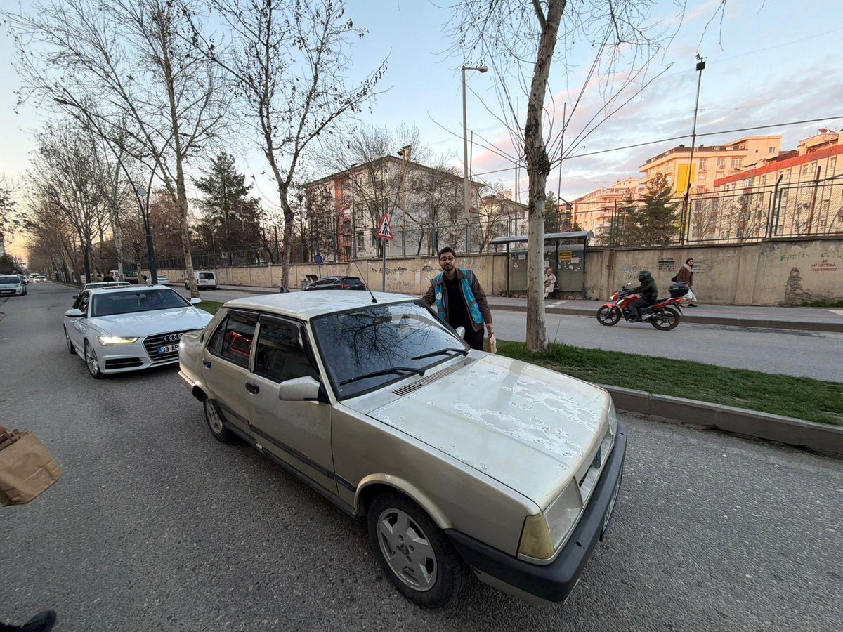 #İftara5Kala

İftara dakikalar kala yolda olanlara küçük bir ikram, büyük bir tebessüm. 😊
AK Gençlik olarak kavşaklarda Ramazan’ın bereketini paylaşmaya devam ediyoruz. 🌙🚦

<a href="/avyusufibis/">Yusuf İBİŞ</a> <a href="/osmannazlier/">Osman Nuri Nazlıer</a> <a href="/ferdisenel25/">FERDİ ŞENEL</a> <a href="/fnasiroglu/">Ferhat NASIROĞLU</a> <a href="/SansiHuseyin/">Hüseyin Şansi</a> <a href="/MustafaSahin72/">Mustafa ŞAHİN</a> <a href="/72akpartibatman/">AK Parti Batman</a>