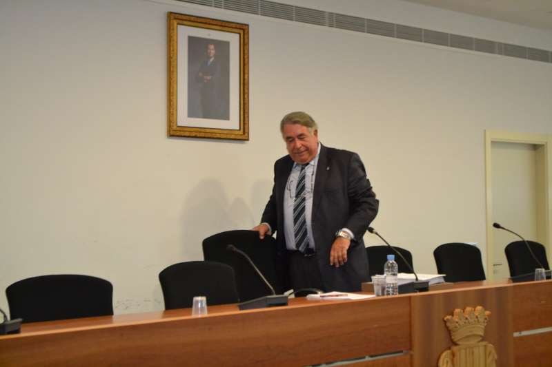 El ex secretario municipal de Canet trata de implicar a un subordinado y a un funcionario fallecido en la trama de contratos del Ayto. Trata de exculpar a una de sus hijas, que firmaba los expedientes de contratación con la Academia Valenciana de Juristas.
share.google/yjHDnio3PzIO9h…