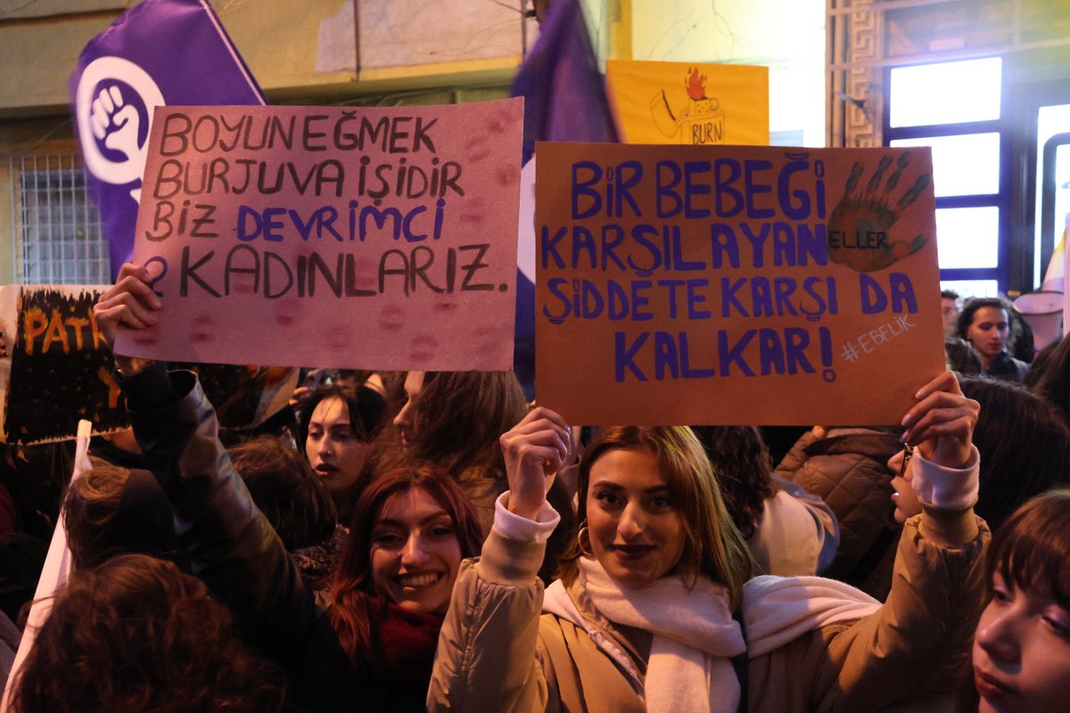 diljinn_'s tweet photo. Her dilden her gözden birlikteyiz , devrilmezsiz✨
#FeministGeceYürüyüşü https://t.co/azjf4tQ981