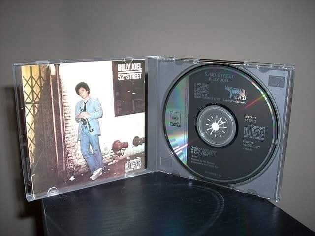 CFloydstock's tweet image. Há 47 anos chegava "52nd Street", o primeiro Compact Disc do planeta, ou CD!!!

Billy Joel foi o artista a ter um disco lançado no formato, uma parceria entre a Philips e a Sony no Japão.

#cd #compactdisc #billyjoel #phillips #sony 52ndstreet curiosidades confrariafloydstock