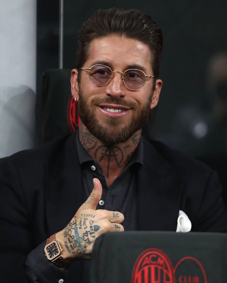 Passionatplay1's tweet image. Ramos at the Milan derby 🔴🔵

#derbydellamadonnina #derbymilano #ramos