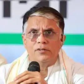 ये है पवन परपोटा: 
जो एक पैकेट से 2 बार हेयर डाई करने वाला 
दुखी व्यक्ति आपके सामने बैठा है, इसने दिल पर पत्थर रखकर मोदीजी को दिन रात कोसने का काम किया।

उससे भी बढ़कर इसने दिमाग पर पत्थर रखकर राहुल गाँधी की तारीफ करने का काम किया।

क्या एक सीट राज्यसभा की इसकी तरफ फ़ेंकी नही जा