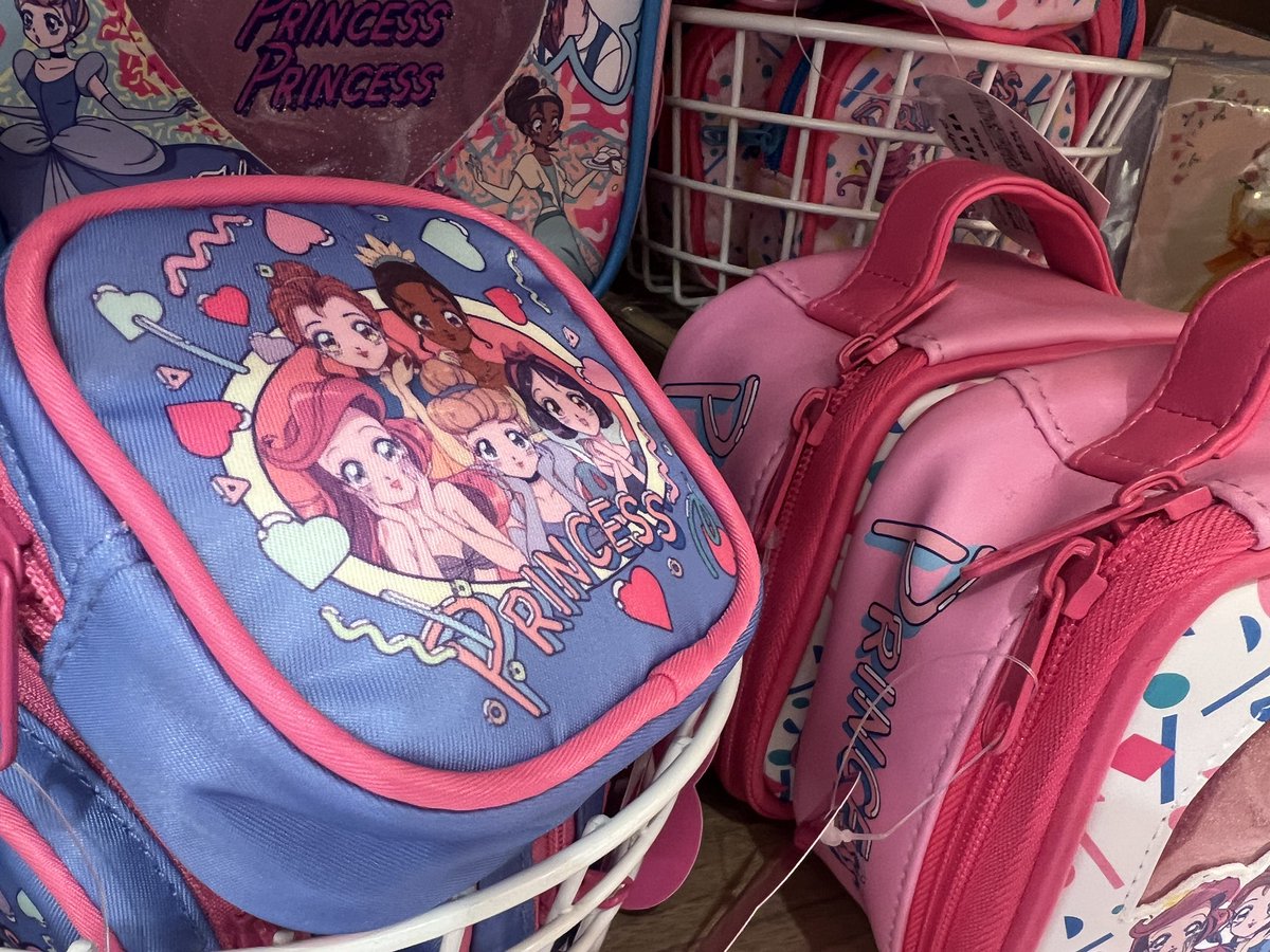 PLAZAにレトロポップなディズニープリンセスがいたよ〜！👑👗
どれもかわいい〜🩷

#plaza #kawaii #ディズニープリンセス #popii