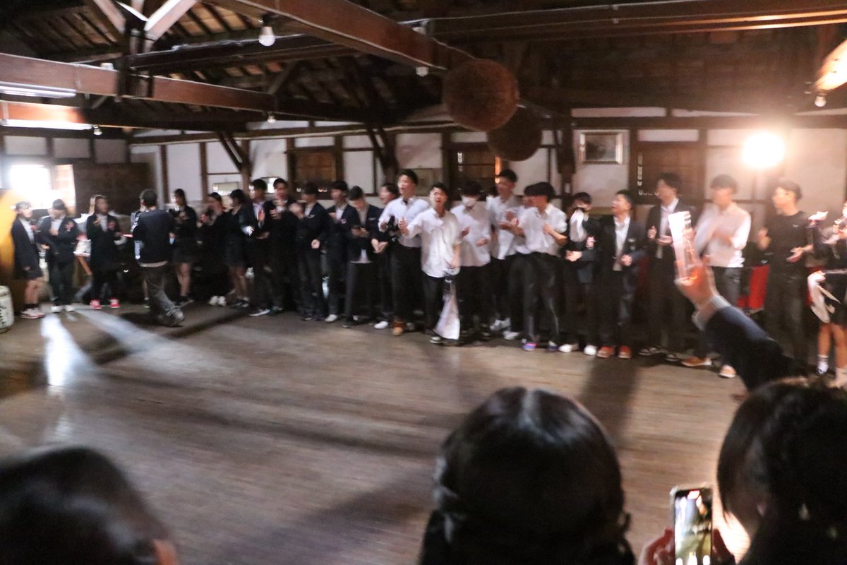 w_d4's tweet photo. 2026.3.6@金亀醸造元 岡村本家
「豊日中学校卒業おめでとうLIVE」

今年もお誘い頂きありがとうございます！
卒業生の皆様、本当におめでとうございます🎊

photo by @Ryuhei1028 

次回は、
3/15(日)@滋賀B-FLAT
バンドセットにて出演‼︎

https://t.co/gE2u8NPOew https://t.co/39ieOziQTx