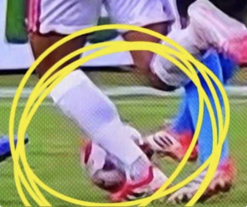RenanCarlesso's tweet photo. Monsalve tocando na BOLA antes de qualquer outro contato.

Mais uma vez ia rolar pênalti mandraque na Padre Cacique.

Na era do VAR, eles ganharam 1 gauchão.

O VAR ACABOU COM ELES!!! https://t.co/vzUi7XFvnO