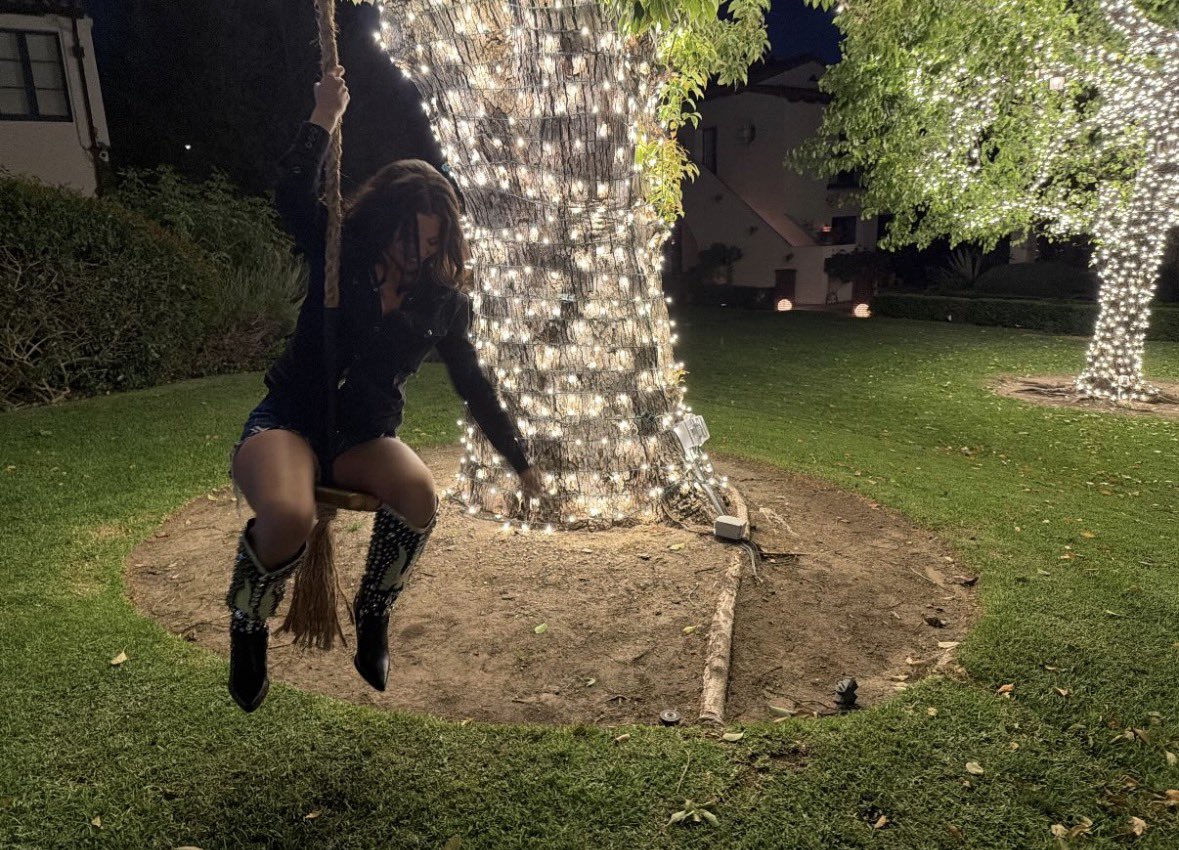 put your hands on me
ride it like a cowboy
run you outta town, boy