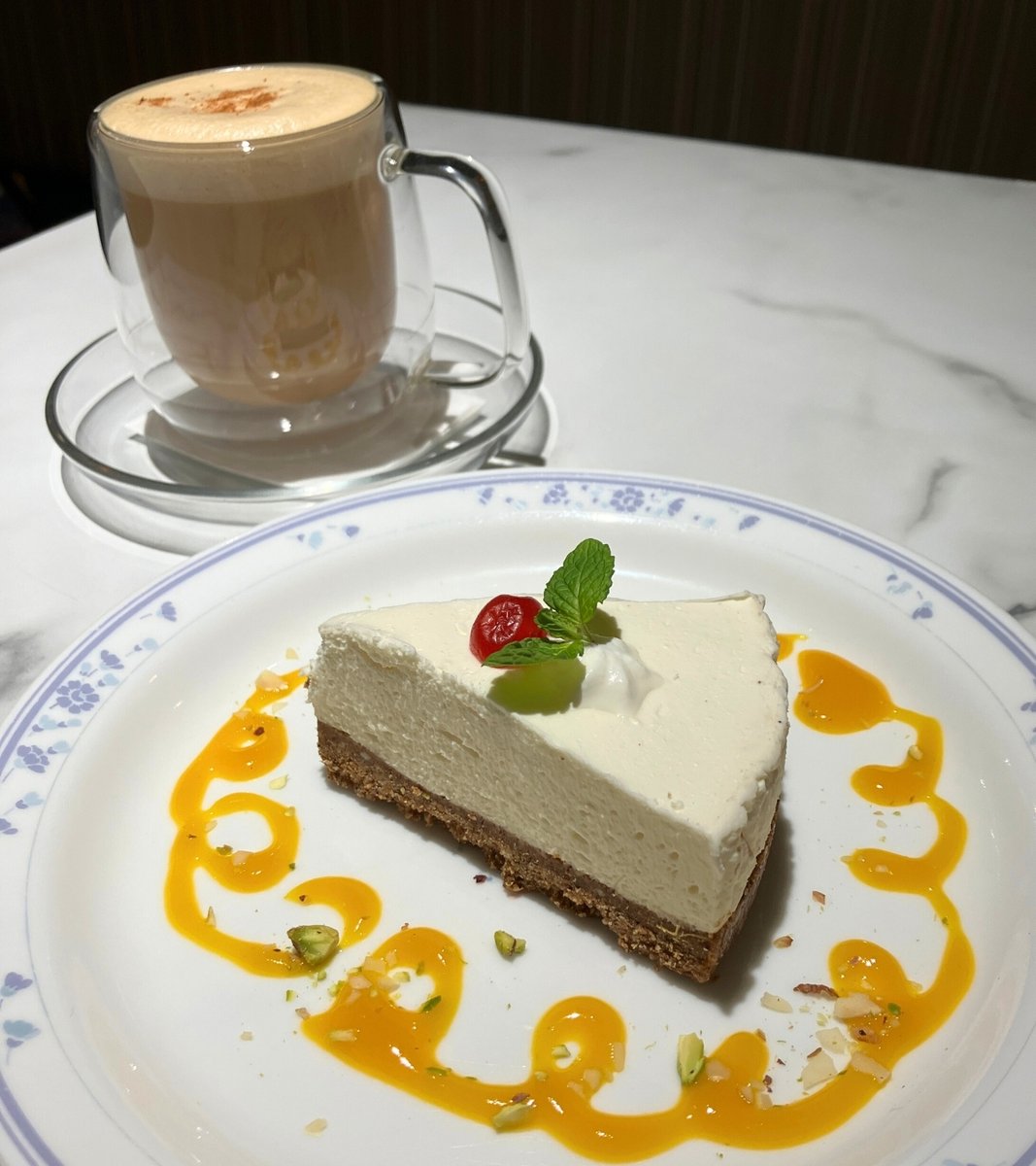 gransta_jp's tweet photo. 改札外 グランスタ八重北 1F「Bangera’s Spice Bistro and Cafe」から、『 石焼きビリヤニ 』が登場！
香ばしいおこげと #インド の #スパイス が食欲をそそります☺
食後に『スパイシーチーズケーキ 』『マサラチャイ』も楽しんで♪
平日13:00～/土日祝11:00～数量限定

https://t.co/TOjNUepoYz https://t.co/Oyhwe5utzi