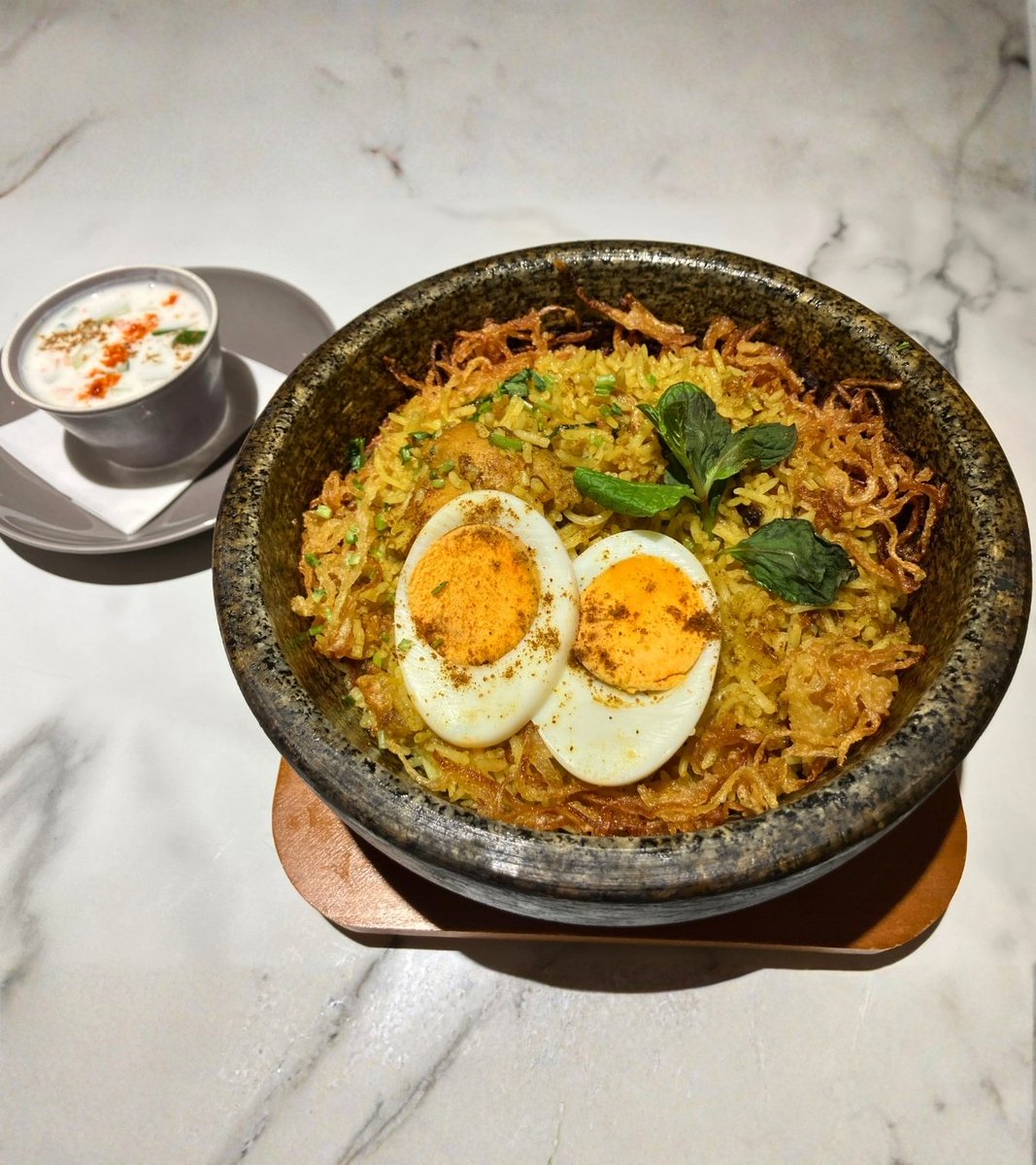 gransta_jp's tweet photo. 改札外 グランスタ八重北 1F「Bangera’s Spice Bistro and Cafe」から、『 石焼きビリヤニ 』が登場！
香ばしいおこげと #インド の #スパイス が食欲をそそります☺
食後に『スパイシーチーズケーキ 』『マサラチャイ』も楽しんで♪
平日13:00～/土日祝11:00～数量限定

https://t.co/TOjNUepoYz https://t.co/Oyhwe5utzi