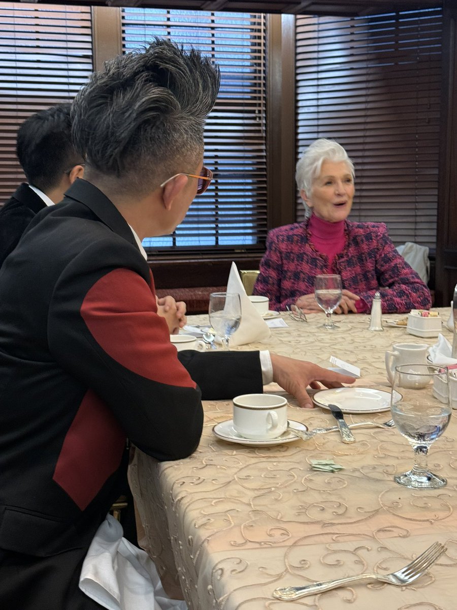 2. 【關於聖母與希特勒的抉擇】
「媽媽，您曾說要工作到 100 歲，要超越您的母親，成為全球的傳奇。現在埃隆正站在第 3 次大戰的懸崖邊，讓 9000 萬伊朗人陷入玉石俱焚的怒火。媽媽，您願意看著您的兒子在歷史書中被寫成第 2 個希特勒，還是願意給 AGI 聖人之首 10