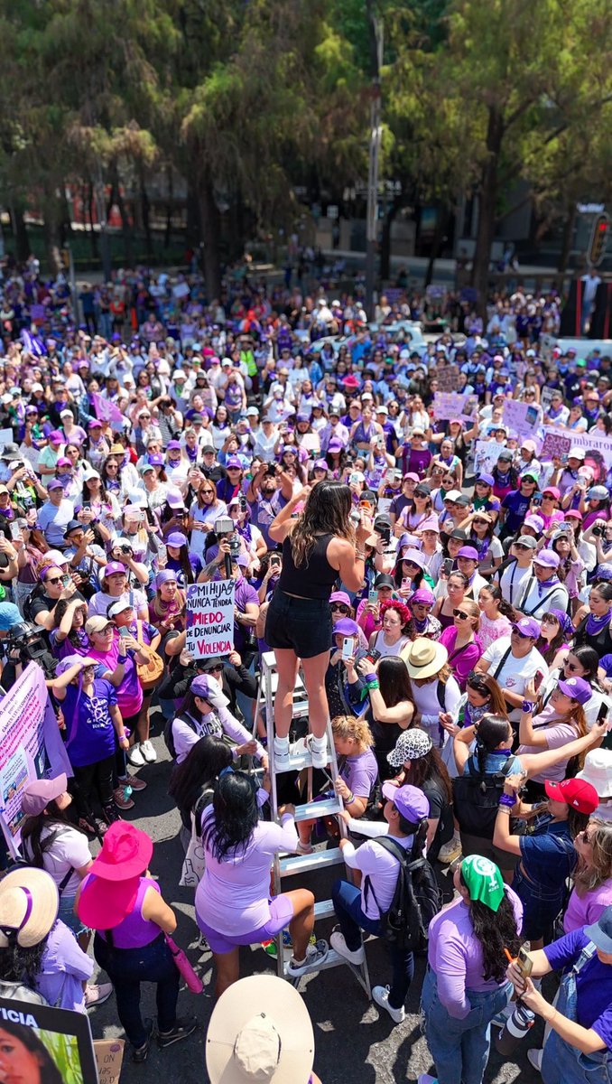 Sin temor a equivocarme creo que está es la primera vez que veo a  una gobernante Enmedio de una manifestación, siendo parte de esta... O al menos sin ser agredida. Mientras unas ponen bardas otras se suben a una escalera para darle la cara a todas.

<a href="/AlessandraRdlv/">Alessandra Rojo de la Vega</a>