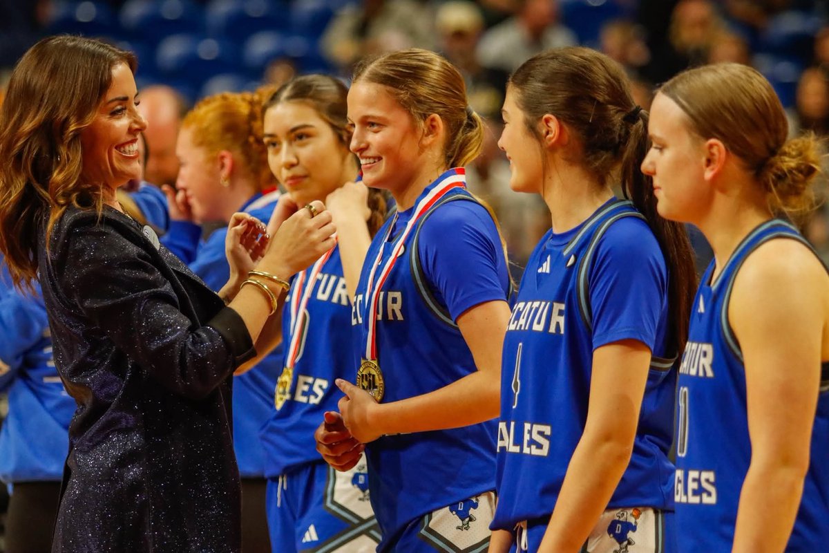 twilliams12711's tweet photo. 🦅Lessons from our @DecaturLEBB🏀

Show up.
Fight through adversity.
Believe in your team.
Never give up.

These Lady Eagles didn’t just win a championship, they showed all of us what heart, hustle, and Eagle Fight really look like. 🦅🏆💙#weAREdecatur https://t.co/AhL1zFrkmu