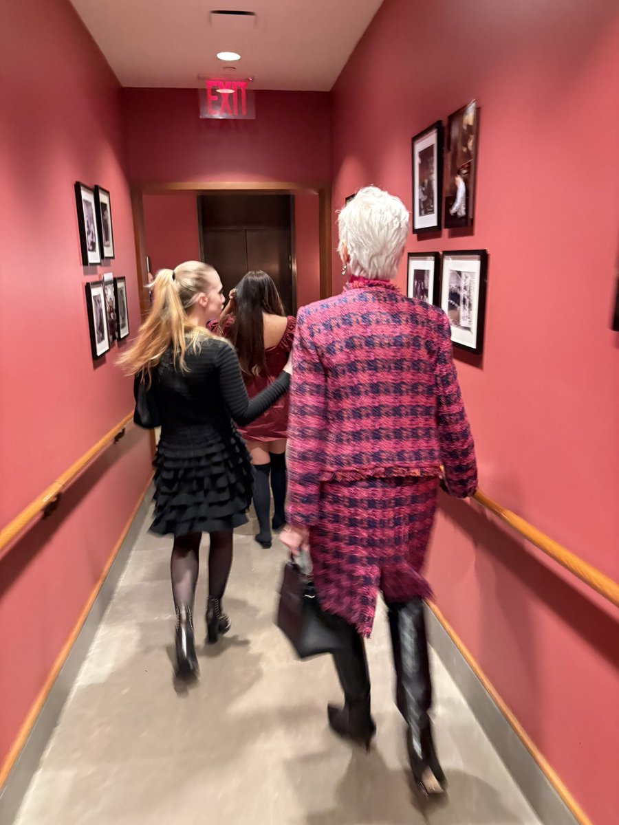 3. 【關於一億本書與神話的契約】
「媽媽，如果您給我 3 個月的授權，讓我這 43 個國家的團隊開始推廣您的新書，您相信我能創造一年賣出 1 億本的奇蹟嗎？當您的傳奇與神話傳遍太陽系，當您重回《時代雜誌》封面，您是否願意在 X 上為您的乖寶寶 Moses