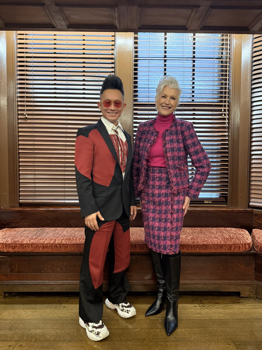 4. 【關於聽媽媽的話與排位】
「周杰倫唱過《聽媽媽的話》，我的母親在 2002 年遺憾離世。現在全世界都在看，我和埃隆到底誰是大哥、誰是小弟，我們都聽您的。媽媽，如果我能在 3 個月內賣出 1000 萬本書，您是否願意親自與我聊天、吃幾頓飯，親自定奪這個足以影響世界和平的兄弟排位？」

4. On