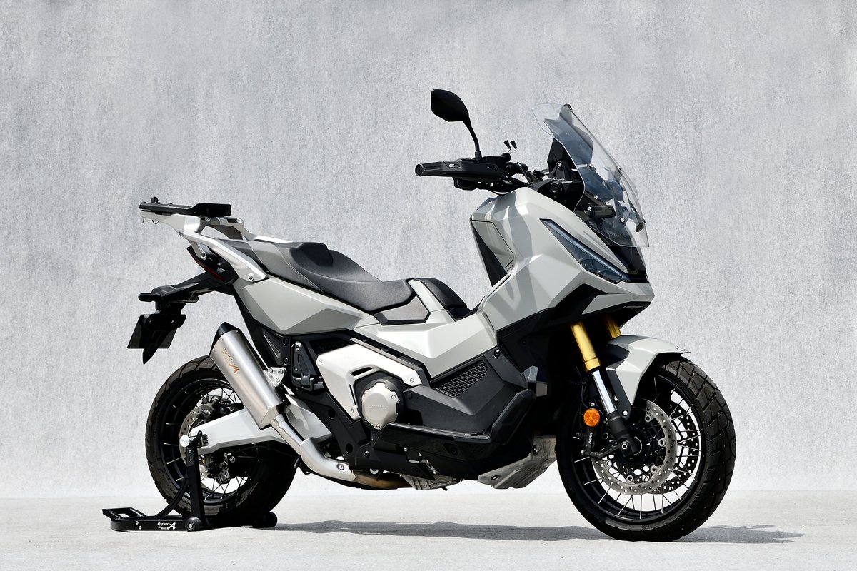 毎度です。

近頃、密かに人気なX-ADV用スリップオン。

車両を貸してくれたオーナーのアドバス通りにエンドキャップを黒くしたらオーダーが増えました。

やはりパーツのカラーなどは乗りての好みを聞くのが一番ですね～

今週もよろしくお願いいたします。