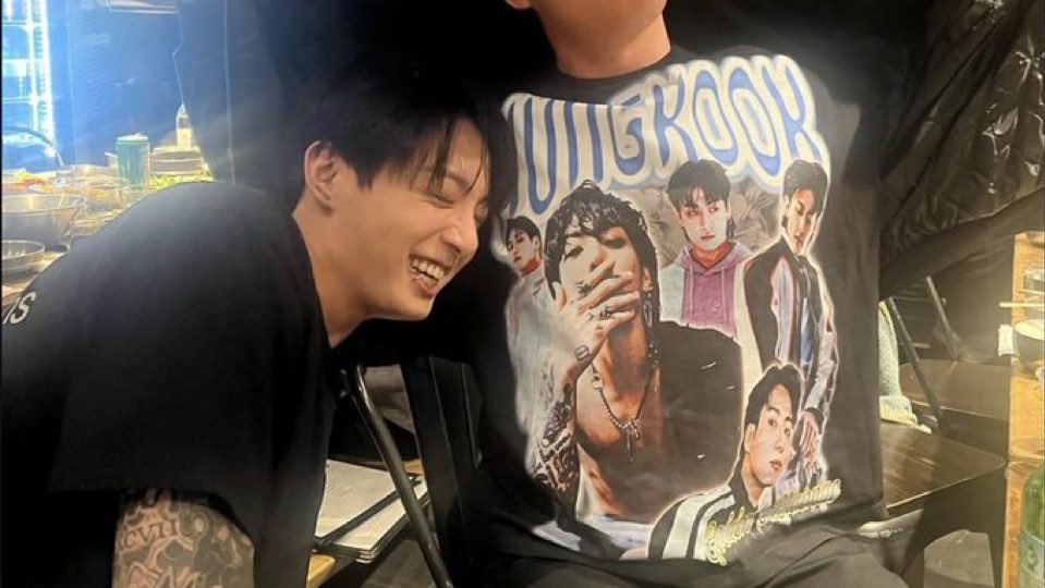 amigo yo sigo impresionada de lo hermosa que es la vida de las mujeres que somos fangirls de bandas artistas actores etc a mi genuinamente me ves asi cada que veo una camisa de alguien a quien sigo