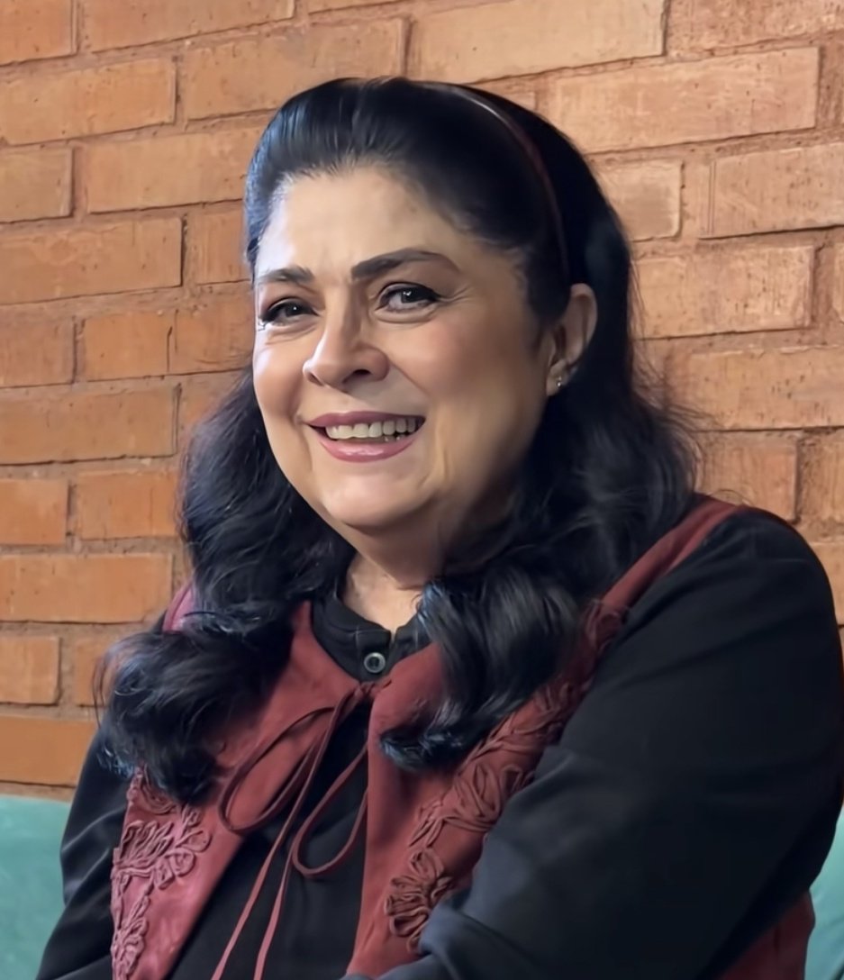 Las palabras no son suficientes para expresar cuanto me mejora el día verla y con esa sonrisa tan preciosa que tiene 😭❤️

Mujer tan hermosa