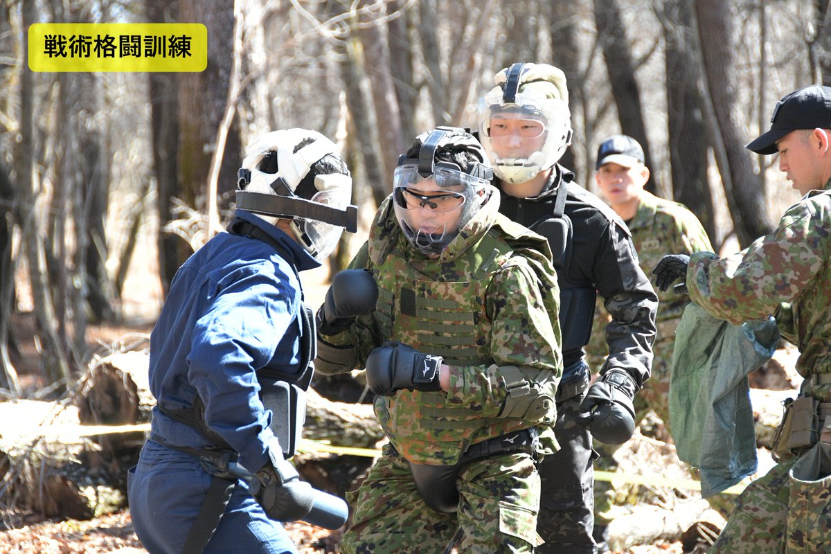 FSB_1965's tweet photo. 連日状況下の訓練、ついに終結。
「部隊格闘指導官集合訓練」の全過程が終了し、富士教導団長より合格者に格闘き章が授与されました。知識と技術、不撓不屈の精神を部隊へ持ち帰り、各種格闘技術の指導がここから始まります!!
自衛隊は君の挑戦を待っている。
＃自衛隊　＃格闘　＃就職活動　＃公務員 https://t.co/nR0kojF3wD