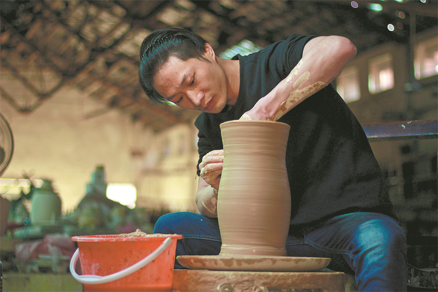 Chinacultureorg's tweet image. Tongguan kilns give ancient art form its modern shape with perfect geography and precise techniques. en.chinaculture.org/a/202603/09/WS… #porcelain