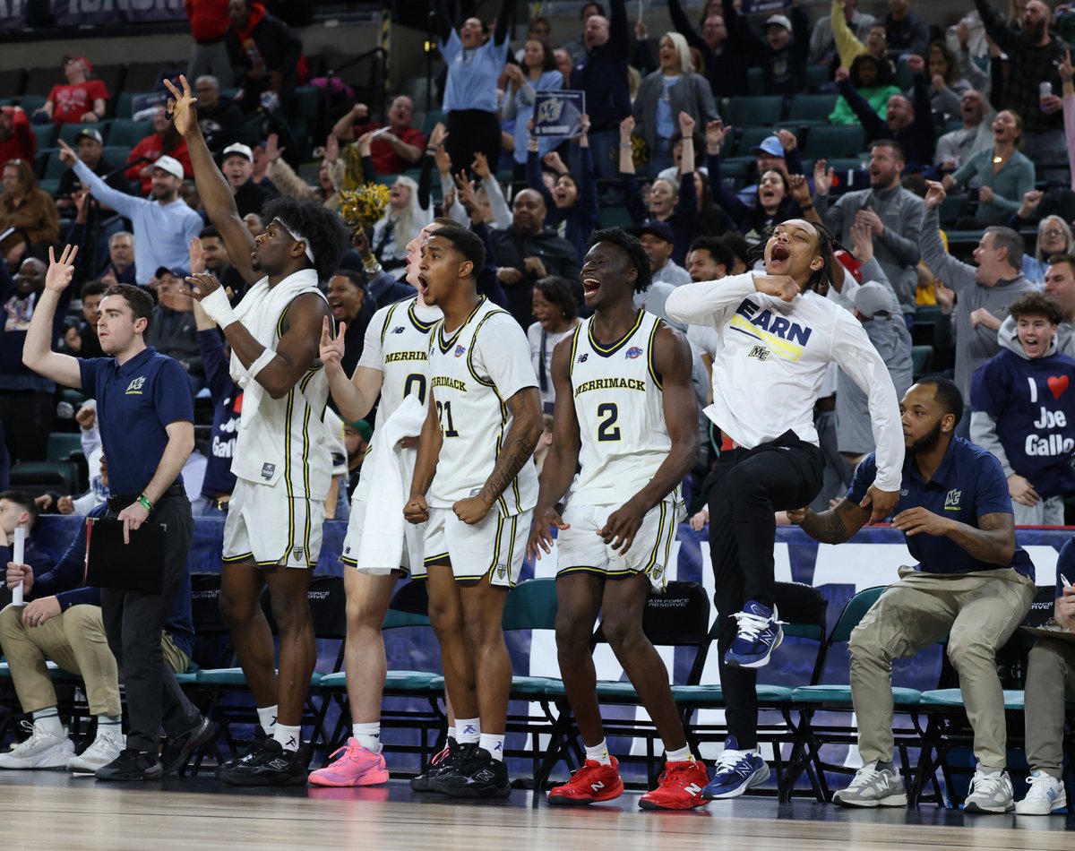 MerrimackMBB's tweet photo. A pair of crunch-time threes by Tye Dorset had the whole room jumpin'
 
#GoMack // #MakeChaos // @MC_Athletics https://t.co/2dq73DyVTi