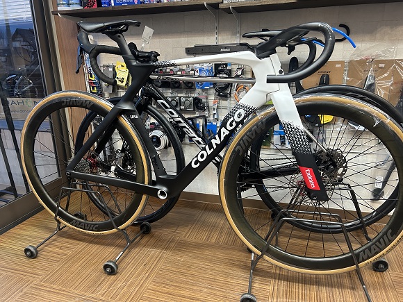 firstbicycle's tweet photo. コルナゴ Y1RsとV4が入荷しました！ https://t.co/caYmveYWm1 
＃コルナゴY1Rs　＃コルナゴV4　＃コルナゴ https://t.co/nDgytcw1uQ
