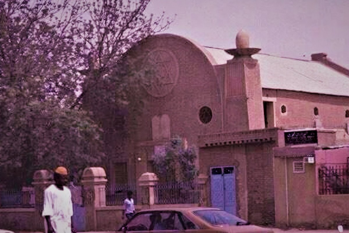 Sudanhistory280's tweet photo. انحسار الجالية اليهودية في السودان إلى نحو عشرة أشخاص

1 فبراير 1986 – ذكرت صحيفة يديعوت أحرونوت الإسرائيلية أن الجالية اليهودية في السودان شارفت على الاختفاء، ولم يتبقَّ منها سوى نحو عشرة أشخاص مسنين.

وكتب مراسل الصحيفة أمون كابيليوك، بعد عودته من رحلة إلى السودان وإثيوبيا، ��ن نحو ألفي يهودي كانوا يعيشون في السودان في وقت سابق، إلا أن العدد تراجع تدريجياً حتى لم يبقَ سوى عدد ضئيل منهم.

وأضاف: "الآن في السودان يوجد عشرة يهود فقط، وربما أقل."

ونقل كابيليوك عن شاؤول إلياهو، وهو يهودي سوداني يبلغ من العمر 65 عاماً، قوله إن المعبد اليهودي في الخرطوم ظل مغلقاً ومقفلاً منذ عشر سنوات، مضيفاً أنه لم تعد تُجرى أيضاً عمليات الذبح الشرعي اليهودي (الكوشر). (وكالة أسوشيتدبرس)