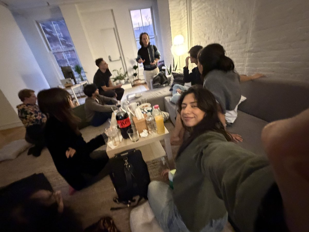 aishwarya🍎 tweet media