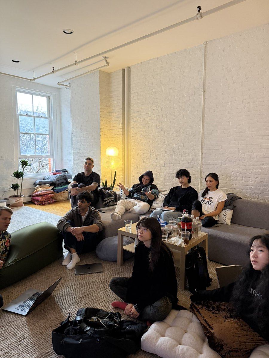 aishwarya🍎 tweet media